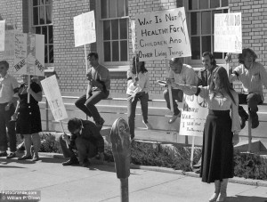 Helen Abernathy and others protest outside the Selective Service Office, Las Cruces, N.M., Nov. 15, 1972. © William P. Diven.