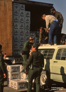 Agents offload chiles in a fruitless search for drugs. © William P. Diven.